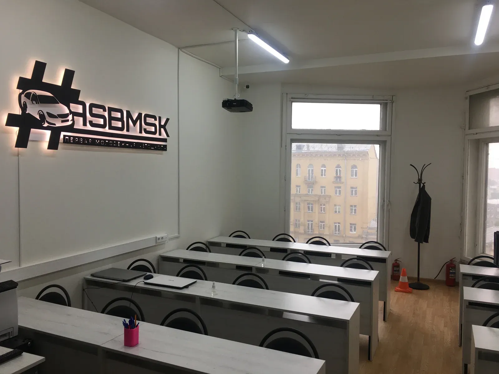 Парты и проектор в учебном классе автошколы АСБ