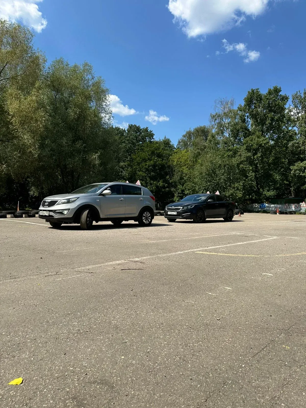 Учебные автомобили на площадке автошколы АСБ