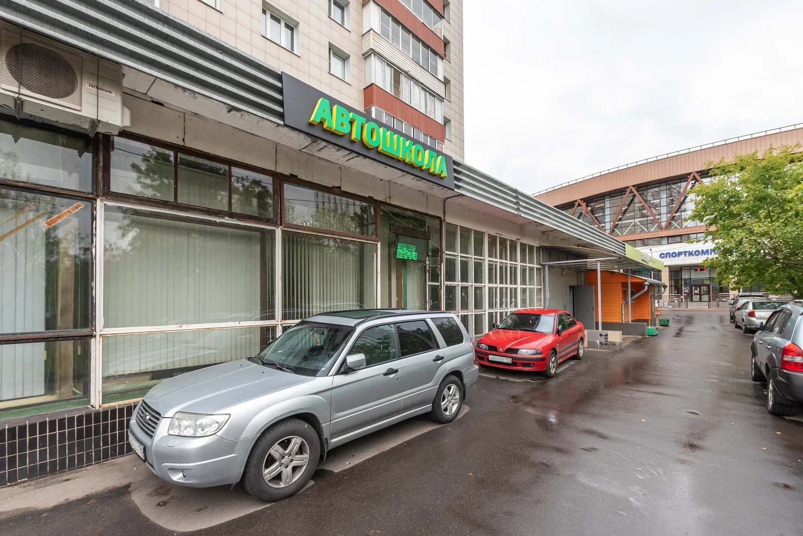 Вход в помещение автошколы «Дилижанс»