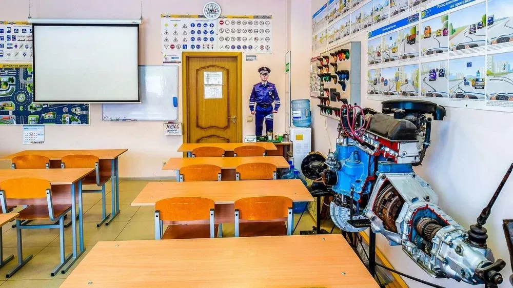 Учебные агрегаты в классе автошколы Люкс