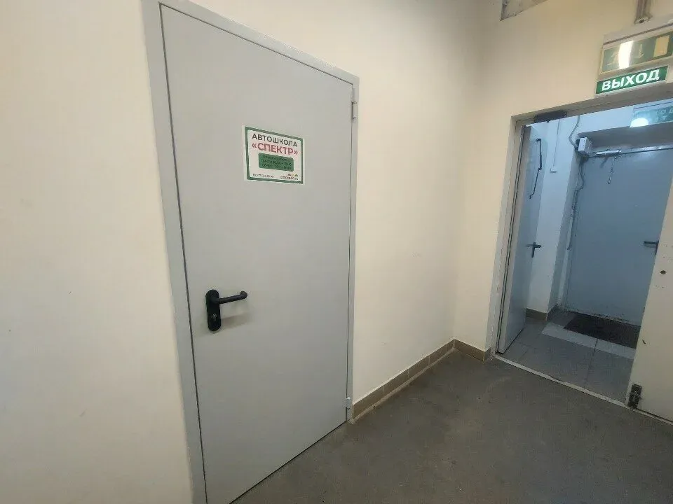 Внутренний проход к учебному помещению автошколы «Спектр»