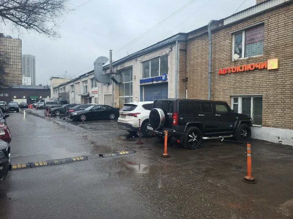 Фасад автошколы Стиль-авто с вывеской