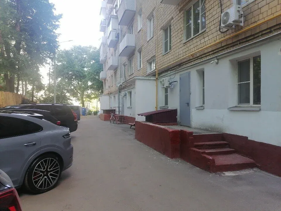 Фасад и вход в автошколу Автостет