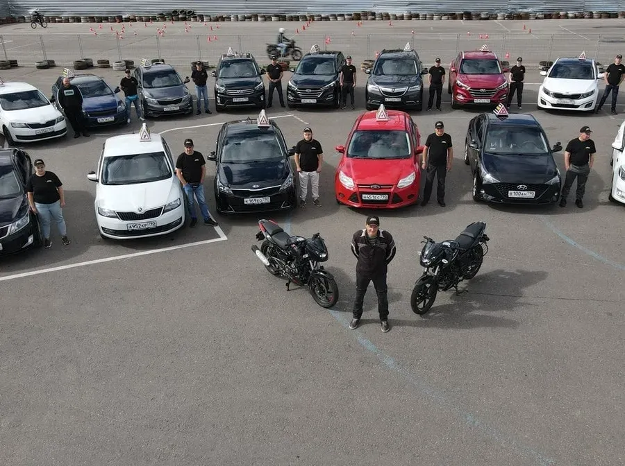 Автопарк и инструкторы автошколы Автомобилист на автодроме